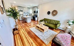 Modern Apartment - 3 Bedrooms, 2 Bathrooms